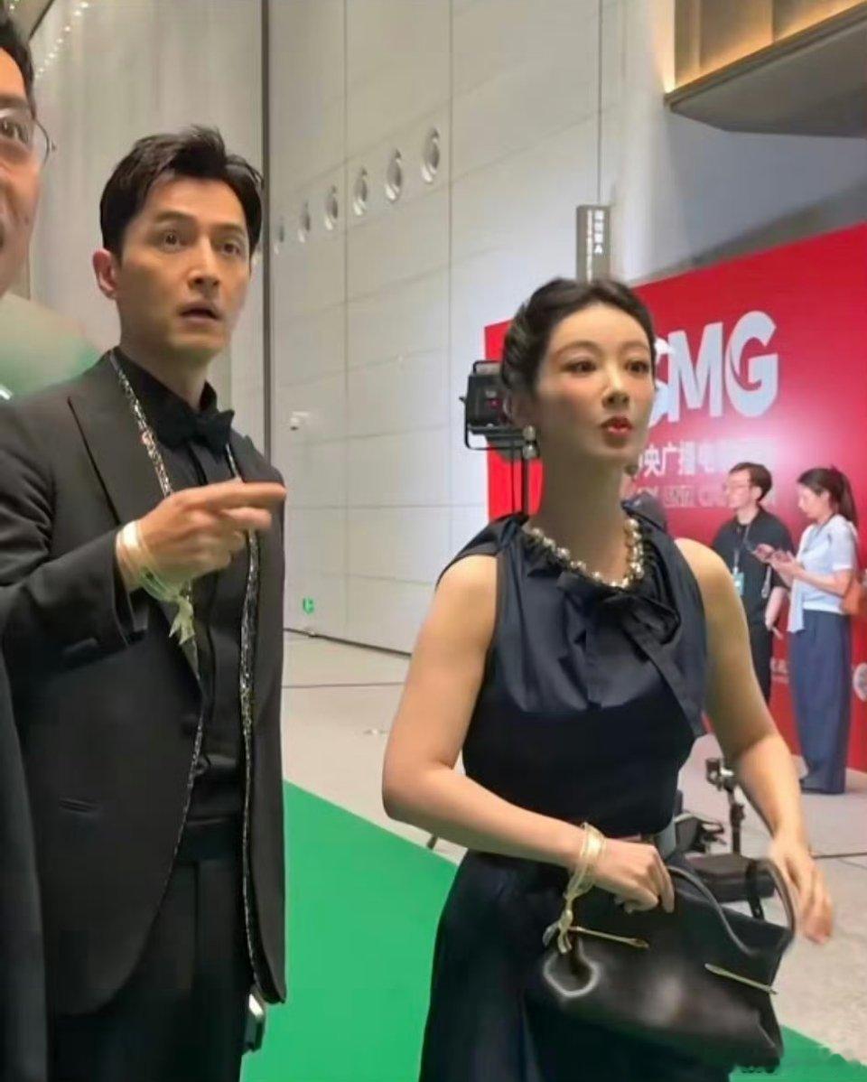 白玉兰提名晚宴绿毯杨紫和胡歌同框了