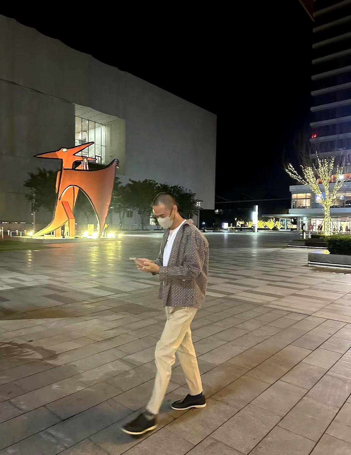 我们都在平凡的日子里挣扎，也在挣扎里成事。
很多人给我贴标签，可我这大半辈子，全