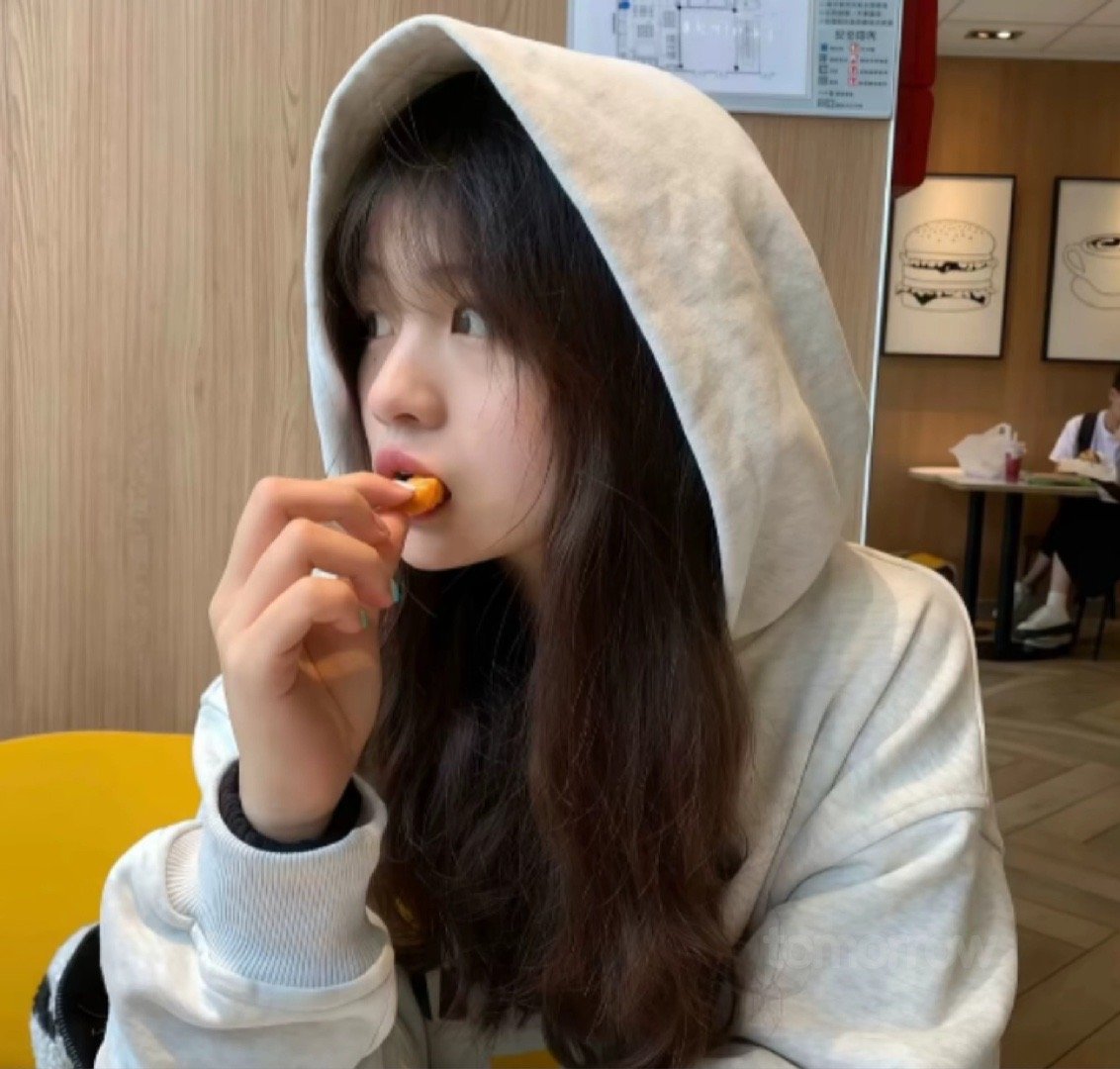 本来喝完酒就该走的 但看到你眉眼弯弯的样子 我决定陪你到丢掉我的那天 原来陪伴的