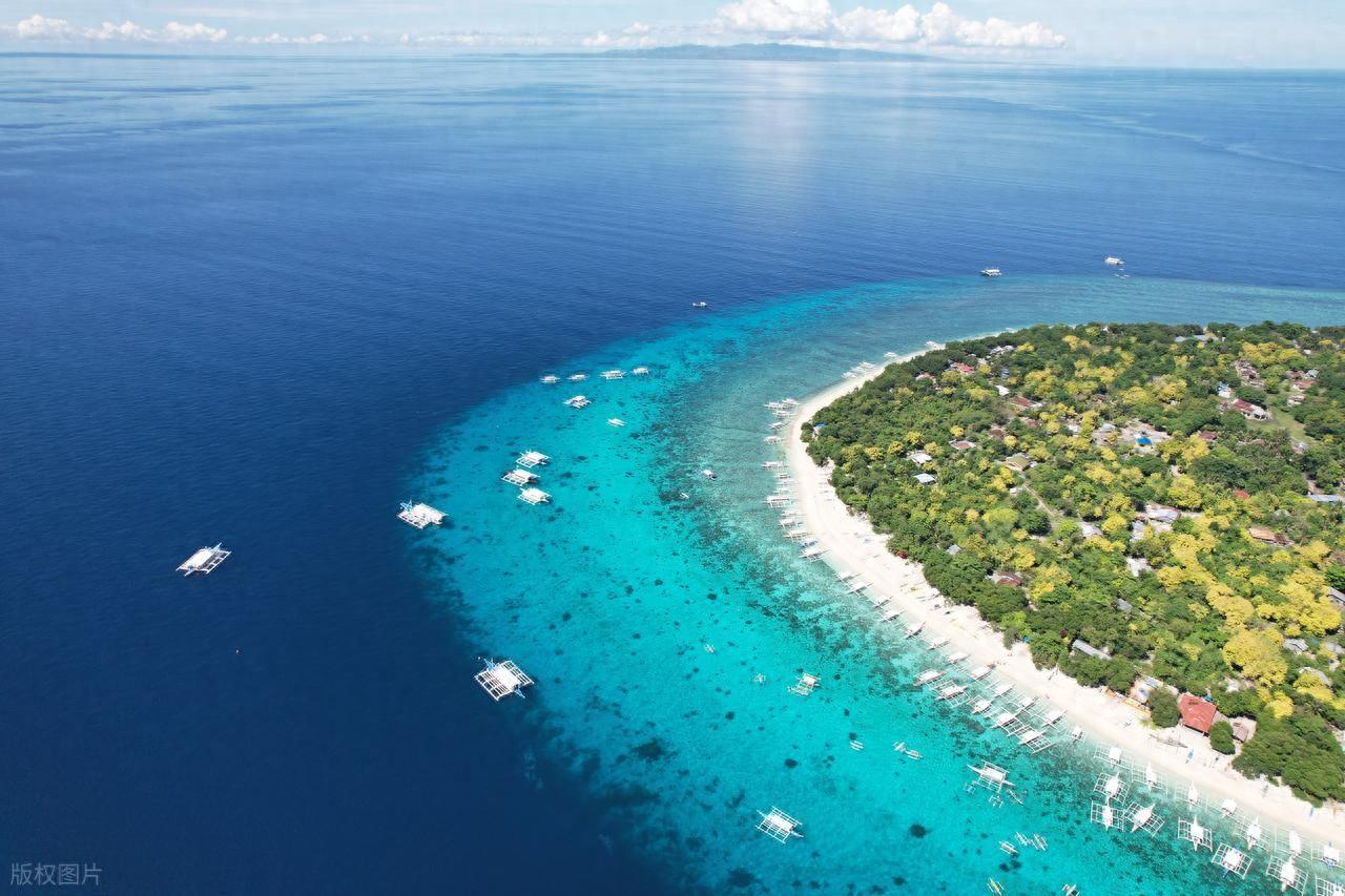 在菲律宾的马尼拉，有一件很有意思的事。很多华人企业家，生意做得很大，资产少说几千