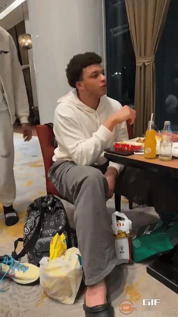 多年之前，一张排队买鸡蛋灌饼的照片让周琦饱受指责，直到今天依然被拿来做梗。不过有
