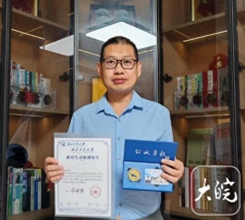不服不行！陕西，一位44岁的父亲辅导上初中的女儿写作业，因为平时工作忙碌，再加上