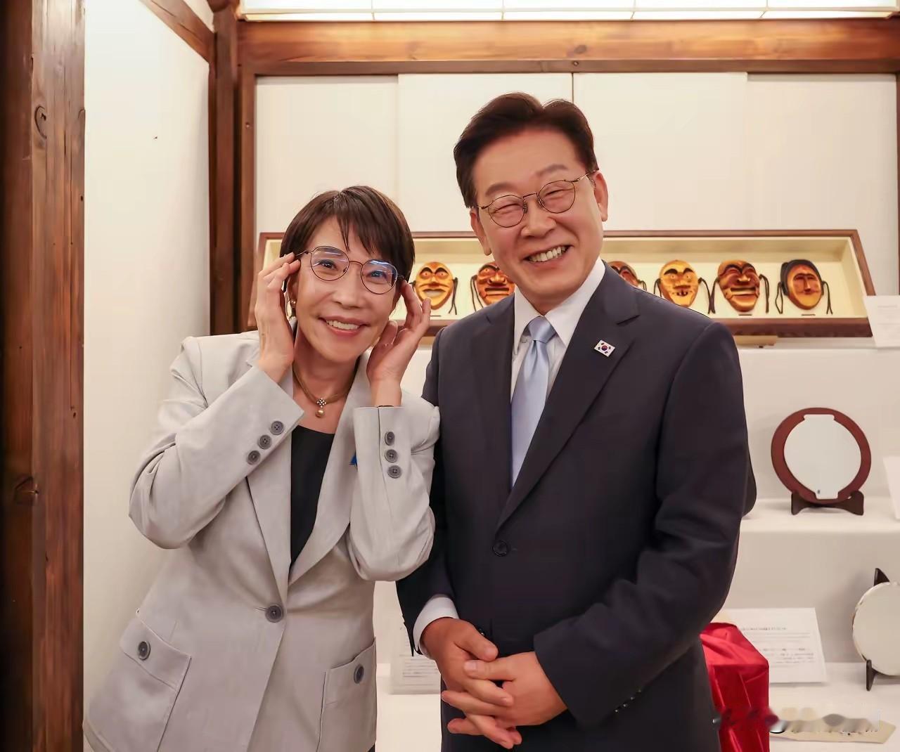 早喵今天在记者会上居然邀请李在明下次访日时去“泡温泉”？

这个60多岁的女人还