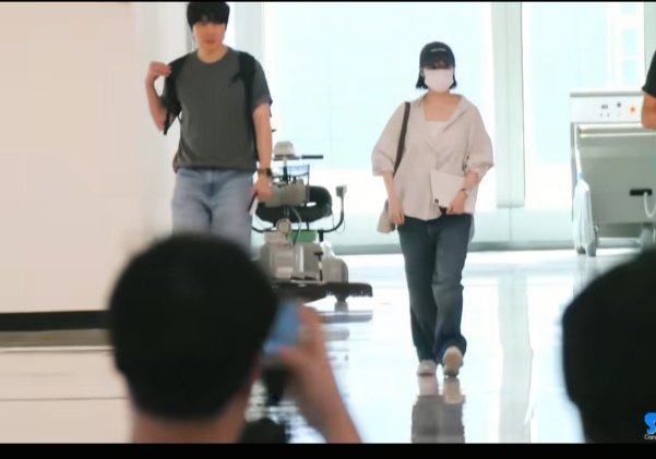 我女神iu抵达中国​看看看我来了 ​​​