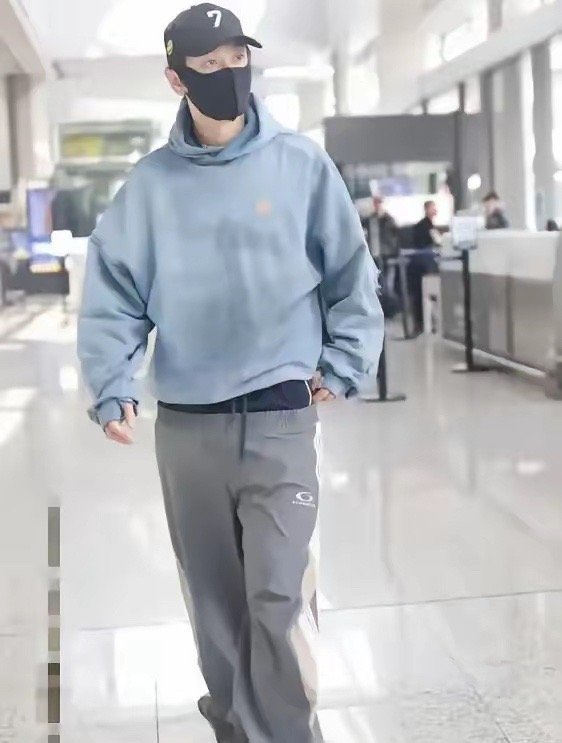 黄晓明现身上海机场！瞧瞧：这裤子也太有个性了吧，都快要掉地上了，网友：真想帮他提