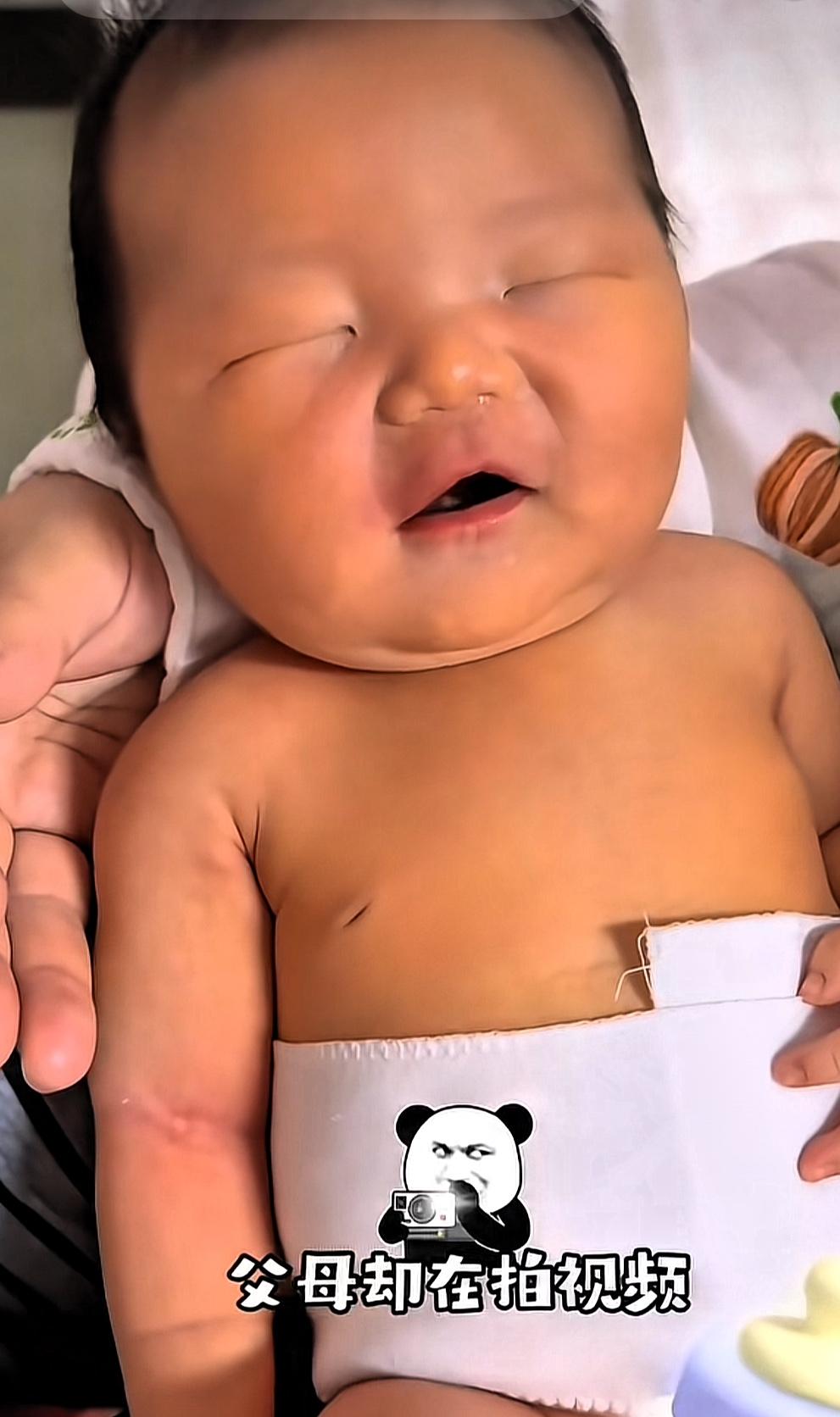 小小孩大家都喜欢，因为他的一举一动特别萌，嫩嫩的皮肤，奶香浓郁的味道，还有甜蜜的