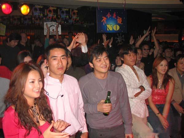 2006年，李亚鹏在他与王学兵等人合伙经营的 “夜色” 酒吧里 