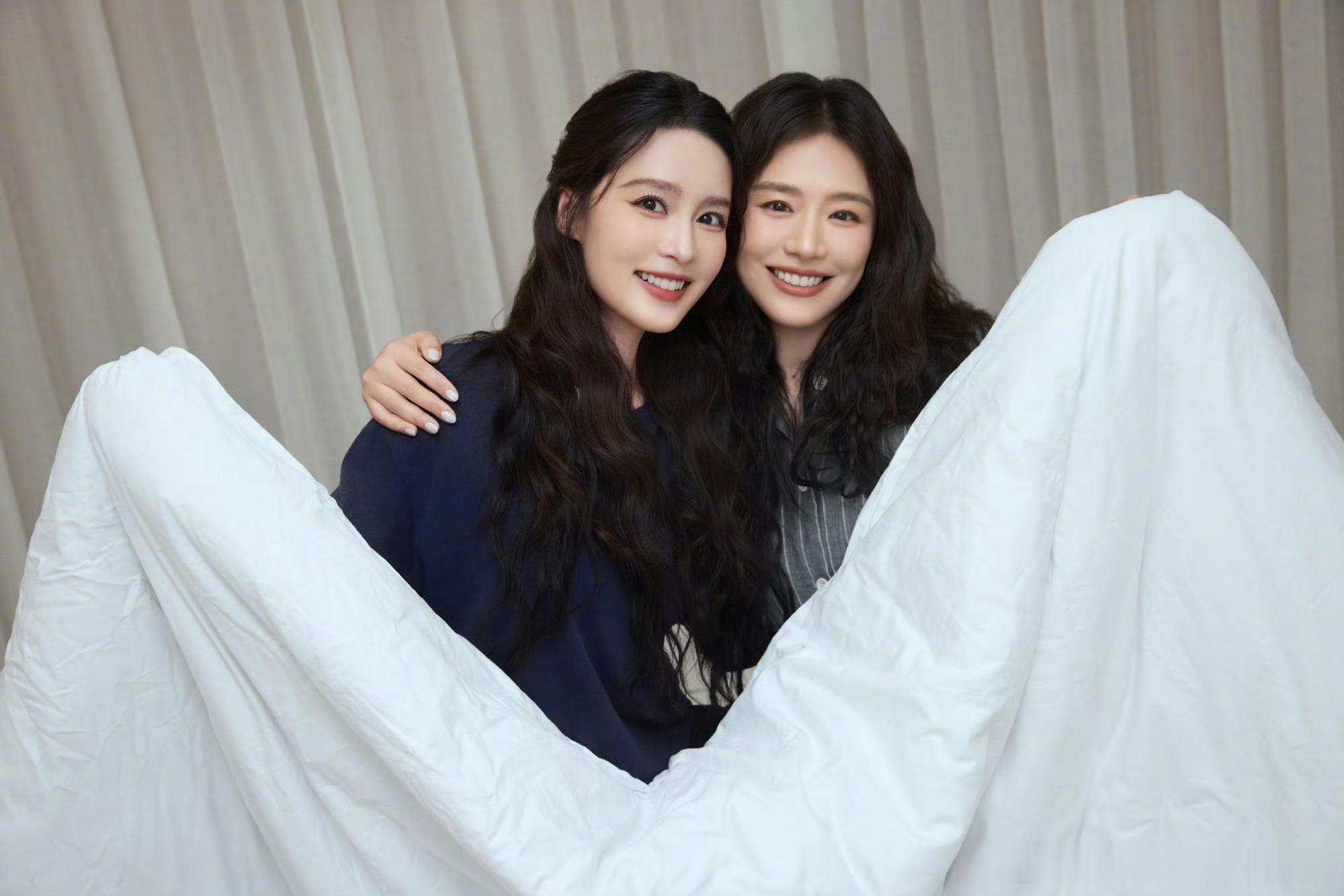 李沁马思纯下班合照李沁马思纯下班同床合照  李沁马思纯下班合照，花少姐妹又见面啦