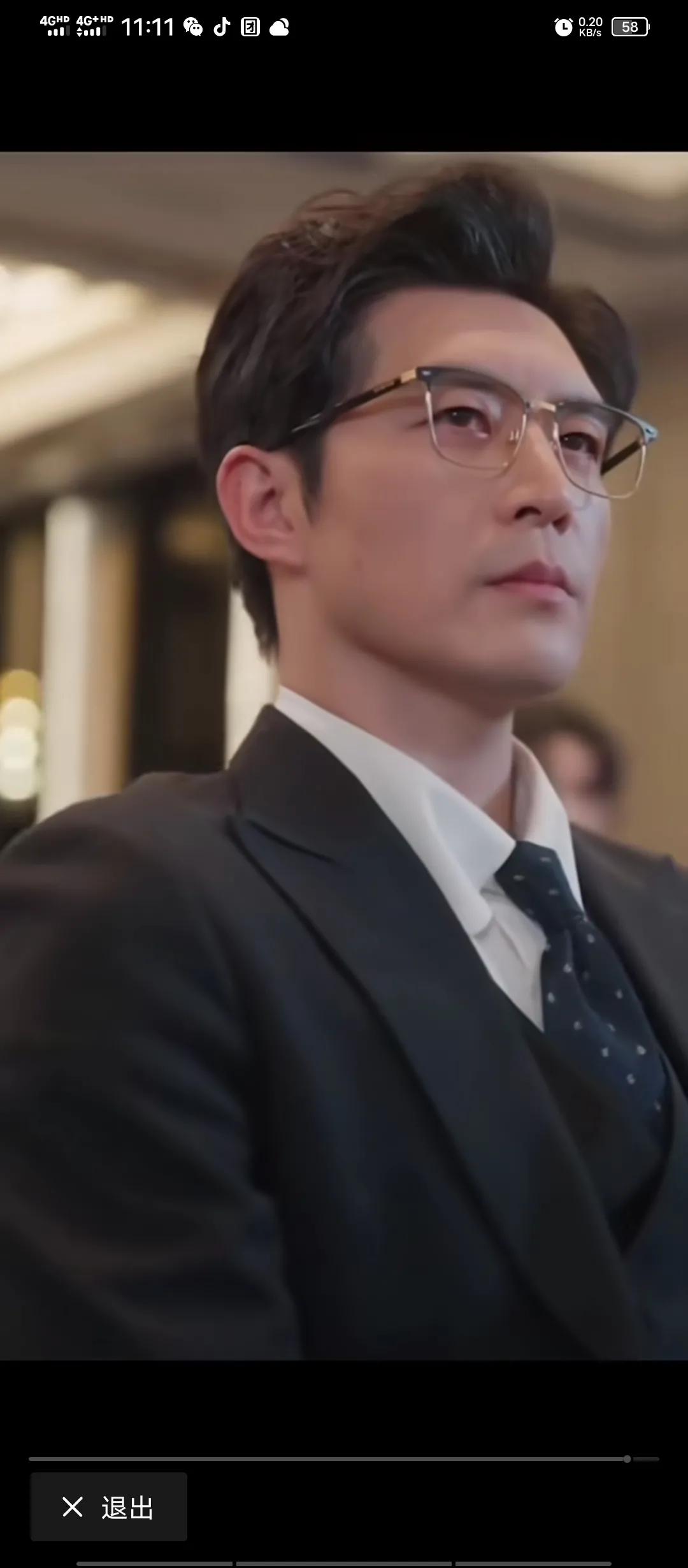 这都不能用帅来形容的了，这气质简直无敌了，这样的霸道总裁谁能抗拒得了，看一眼就沦