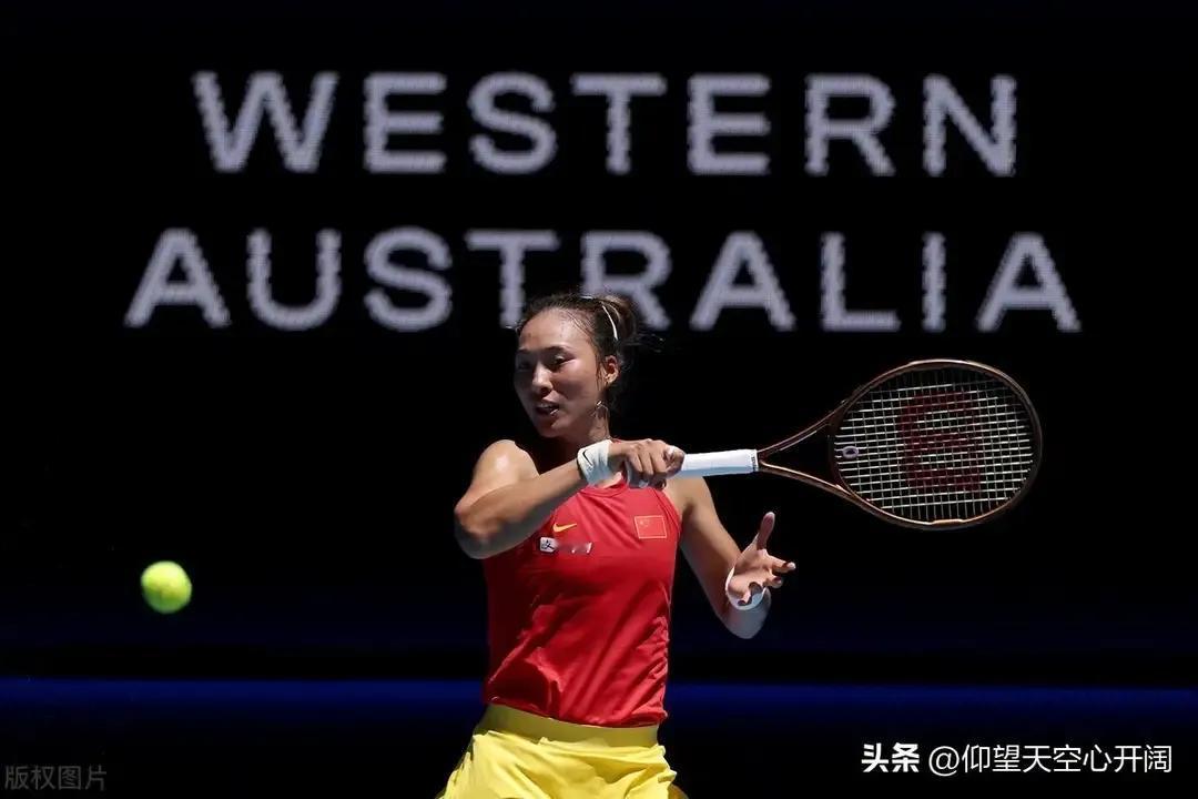 中国网球崛起了！郑钦文和张之臻厉害啊！首次参加联合会杯的中国网球队3比0爆冷轻松