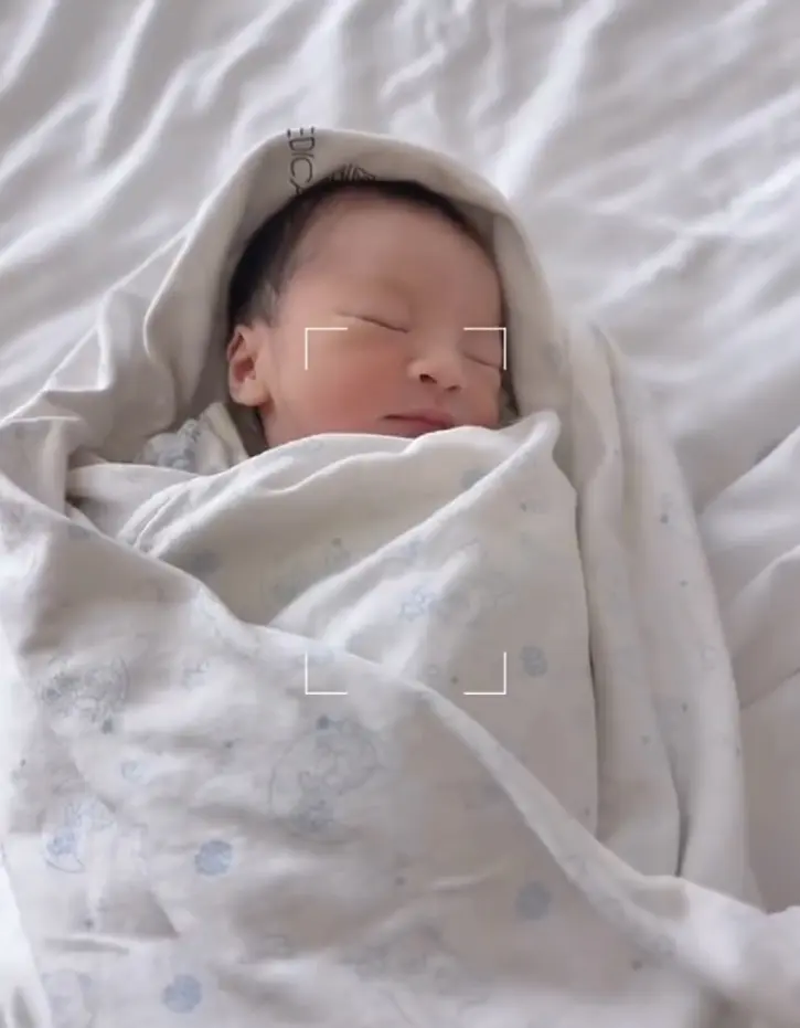 马筱梅儿子正脸公开，五官很像妈妈。马筱梅正月初七产下一子，小家伙白白胖...
