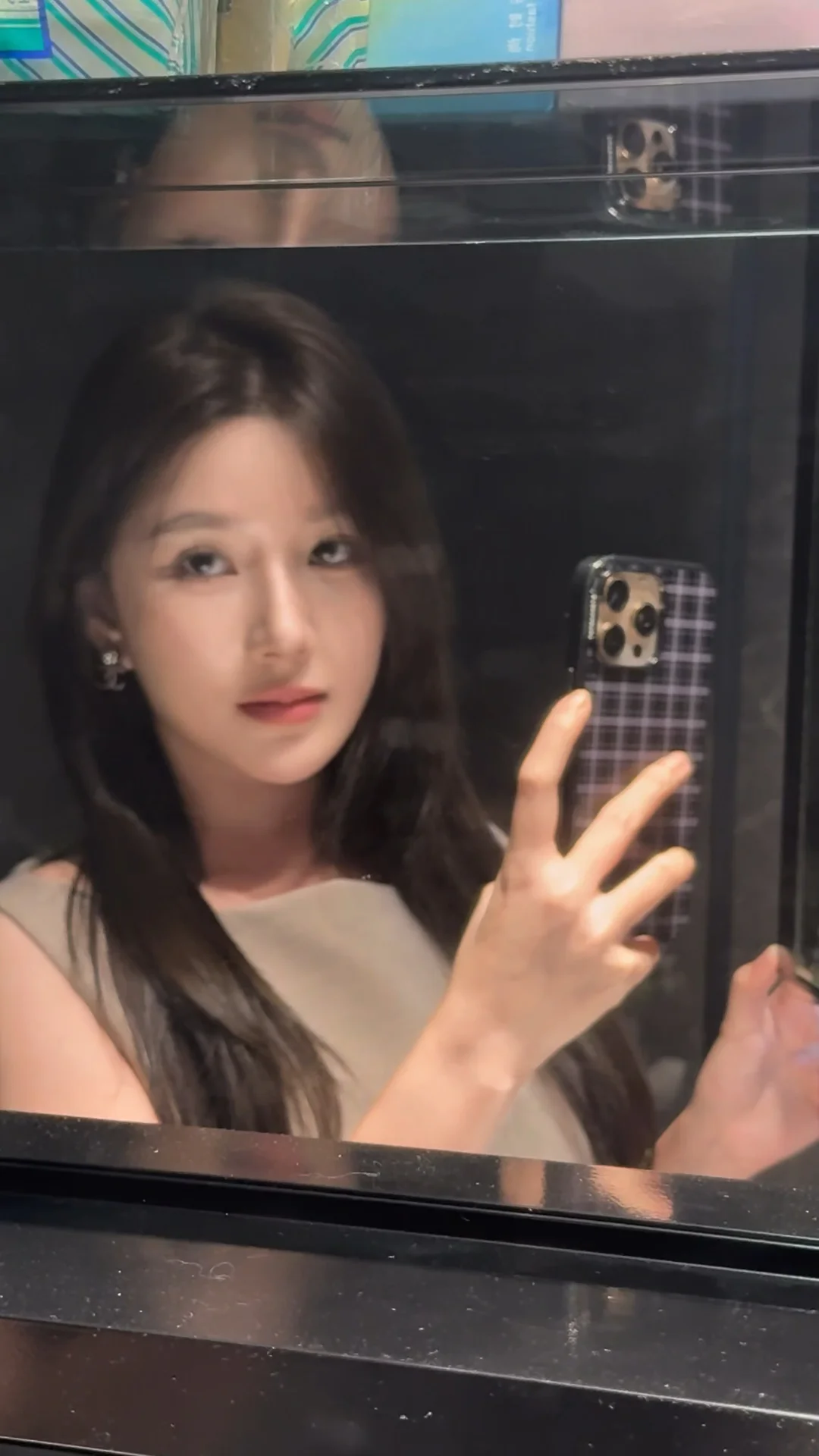 电梯里的灯光