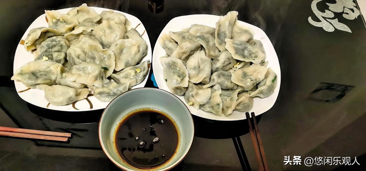昨天去未央宫遗址公园摘苜蓿还挖了一些荠荠菜，今天包了荠荠菜鸡蛋素饺子，晚餐吃饺子