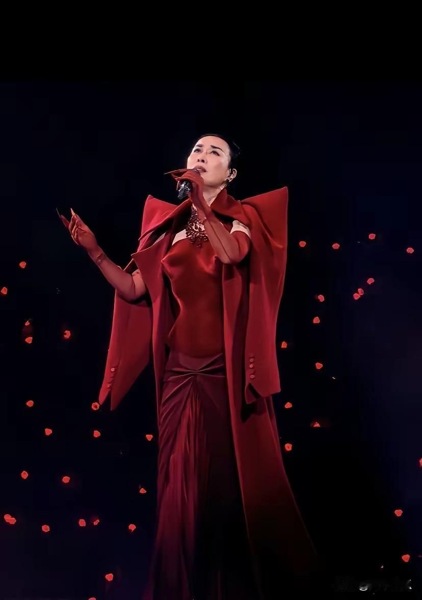 那英真是太能干了，刚在北京开完演唱会，就宣布了接下来的巡演，北京演唱会也是座无虚