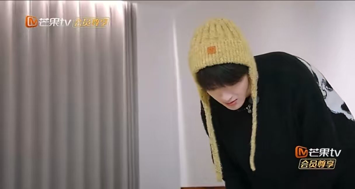 这辈子没见过这么抓马的男团 绝了这抓马程度！周震南按袋装藏好物，何洛洛当众翻找，