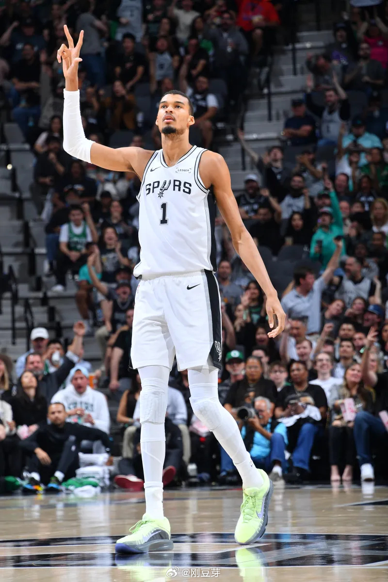 NBA 新的NBA奇迹诞生！根据NBA的官宣：马刺队在最近17场的比赛当中，取得