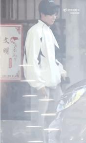 THE BOYZ 李柱延上海抽烟随地乱扔烟头 ​​​