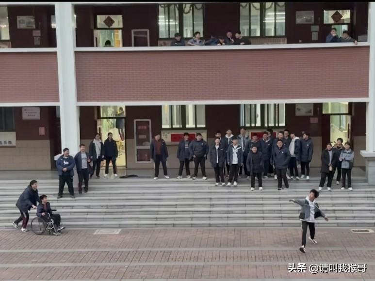 今天这个视频被人民日报和其他媒体疯狂转载，原因无他，青春的校园就应该是这个样子，