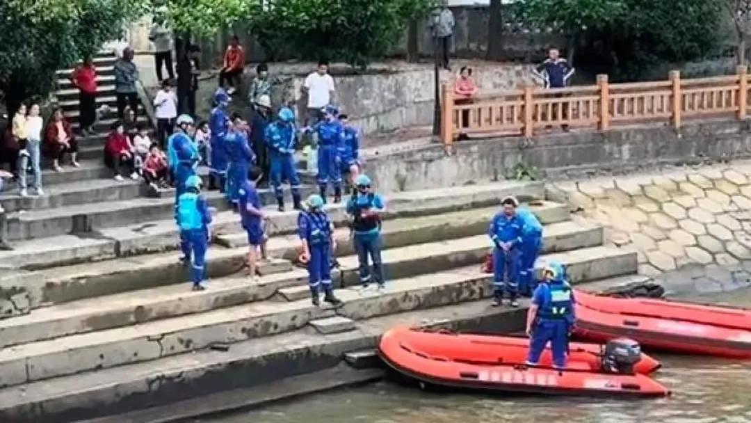 双生花凋零：爱之痛与生命之思

在江西那片温柔而又多情的土地上，曾有一对双胞胎姐