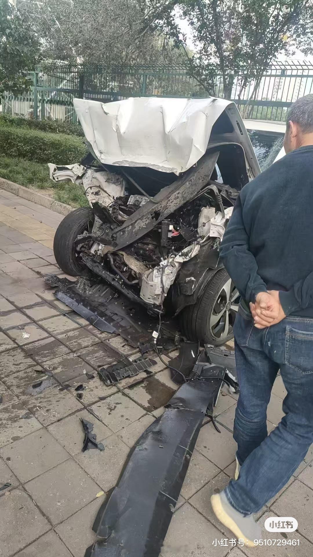 好奇陈震的劳斯这速度是得多快啊能把比亚迪撞成这样 ​​​