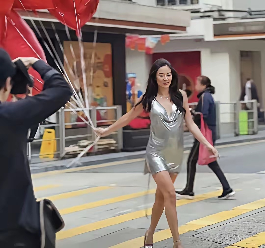 乐基儿复出当模特，瘦身穿银裙却因大骨架吃亏，离婚后带娃定居塞班岛，仅工作返港。 