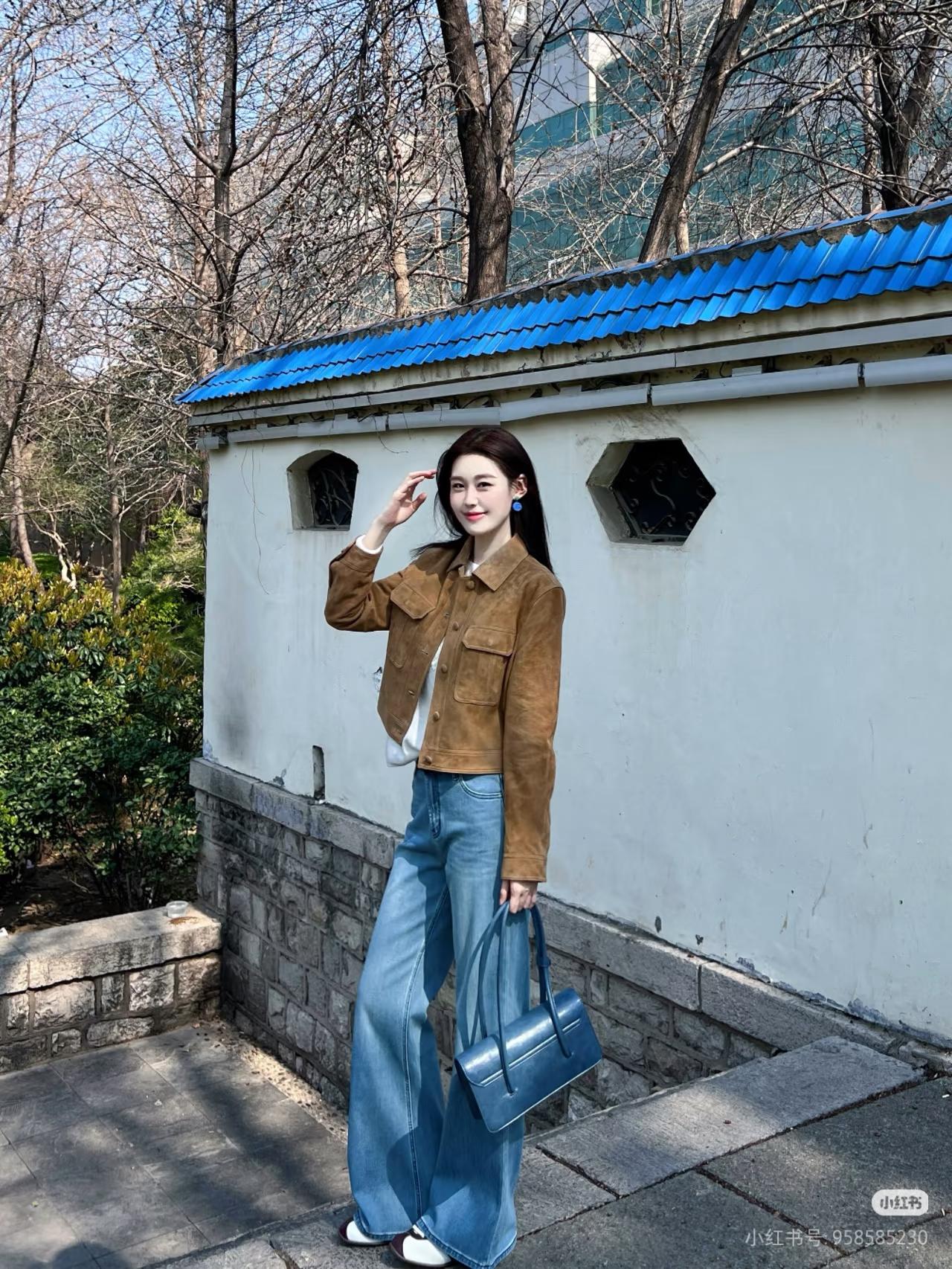 绿树掩映中，佳人倚墙笑。