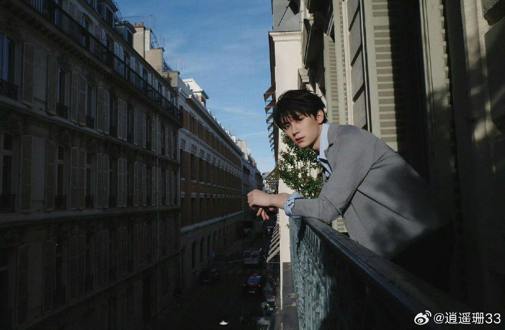 周翊然 男生出片姿势hello时装周 总结周翊然的出片哲学：放弃刻意的“帅”，追