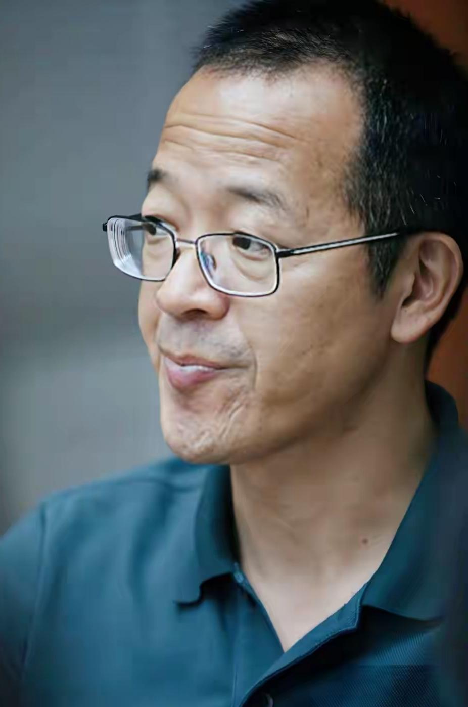 老俞还是得把网络直播事业交给年轻人去打理，年轻人更懂网络。
老俞无疑是勤奋的，能