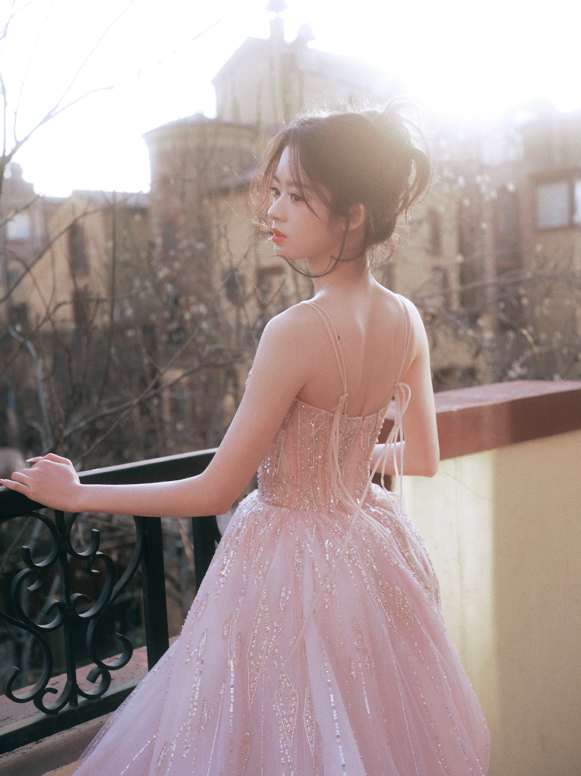 粉色吊带裙清甜又贵气，黄杨钿甜好有少女感，童星到科班小花的蜕变，太美了！ 微博之