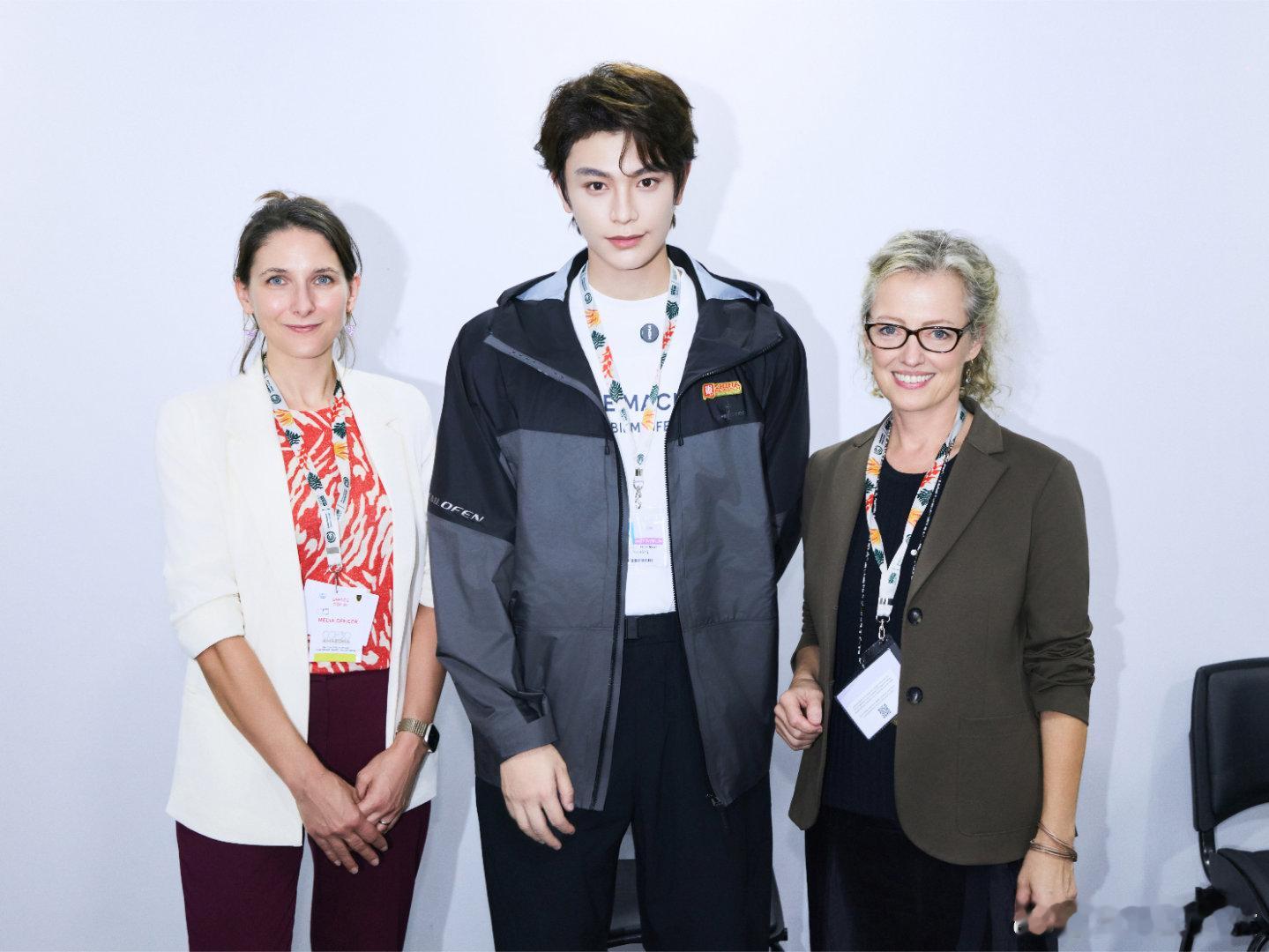 | 很多东西看久了都会腻，唯独你，越看越欢喜。