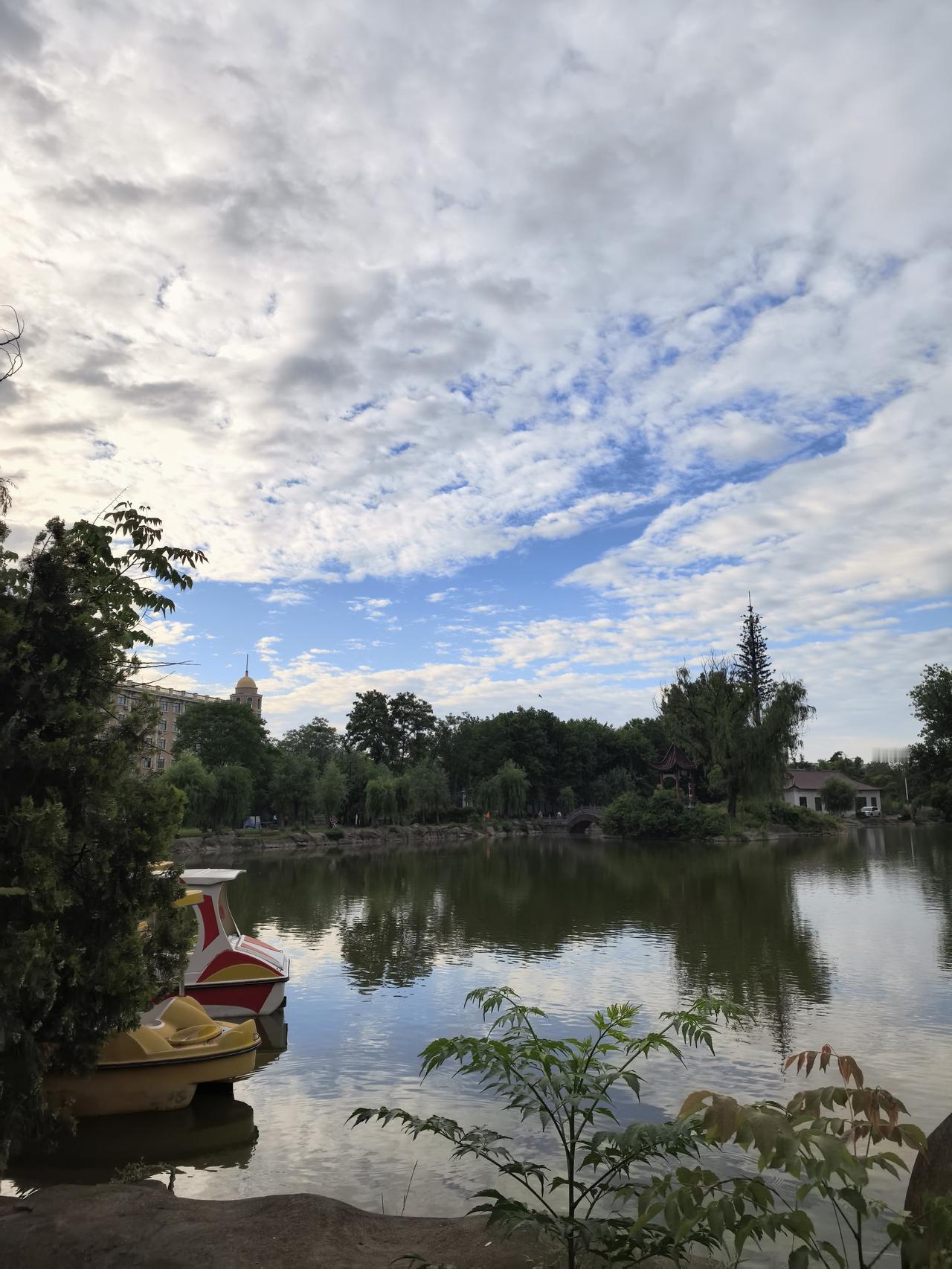 天空很高远，空气很澄澈，白云很柔软，心情很美丽……

绝大多数人的生活，应该是平