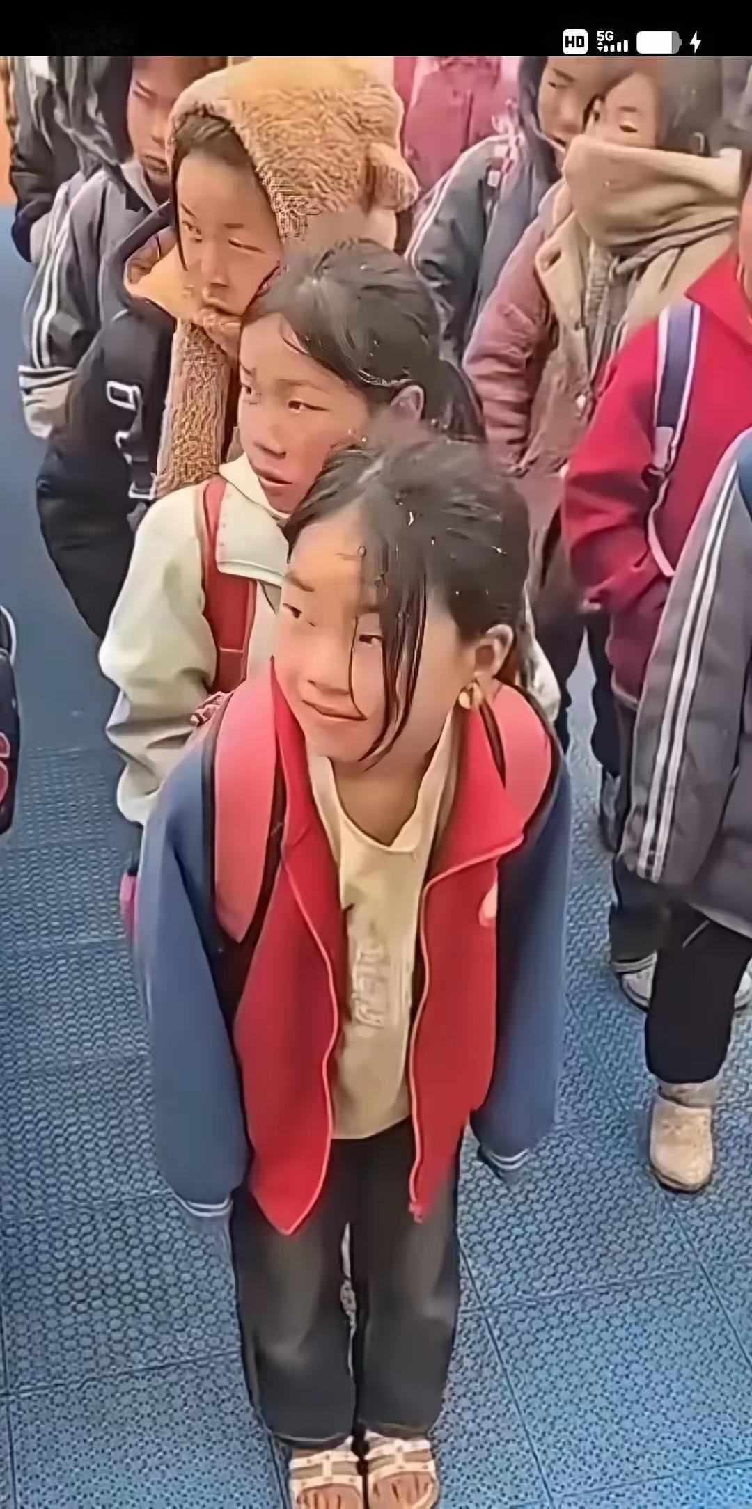 冬天里，有个小姑娘光着脚穿凉鞋站在队伍里，一下子让全校师生心里都跟着一揪。那天飘