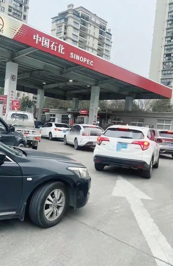 所有油车车主，今天终于算是熬到头了，7月4日，油价从8.04每升下调到了7.31
