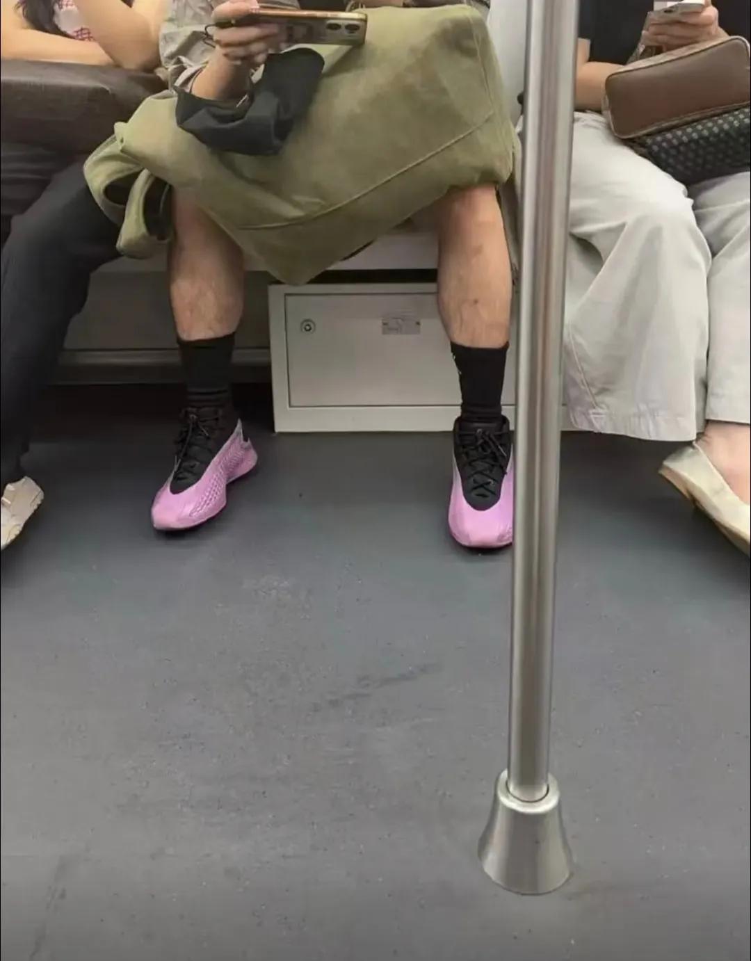 猛一看还以为这哥们儿穿了双粉色高跟鞋