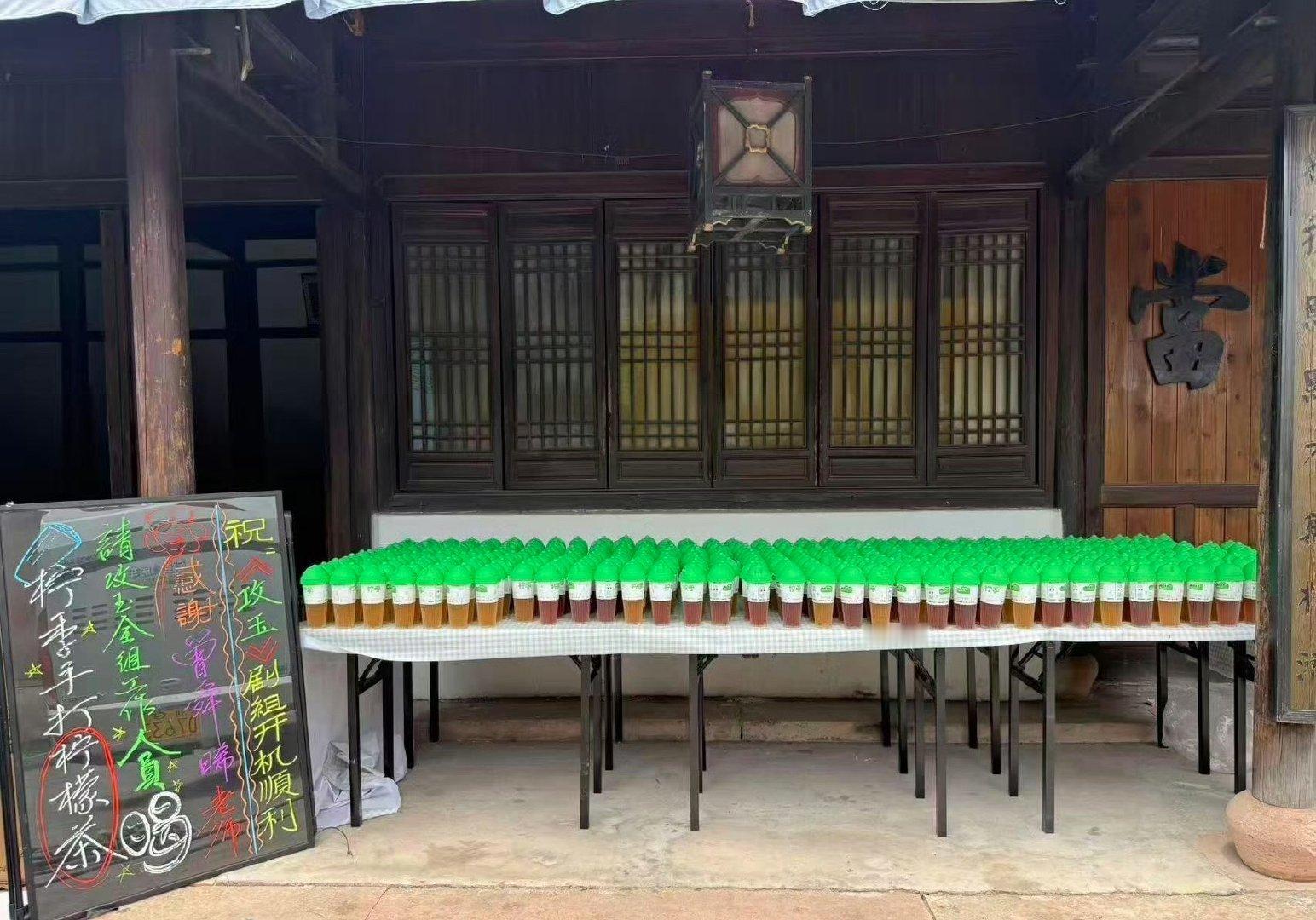曾舜晞请攻玉剧组喝柠檬茶曾舜晞攻玉开机请剧组喝柠檬茶了，第一天就请客，也太好了吧