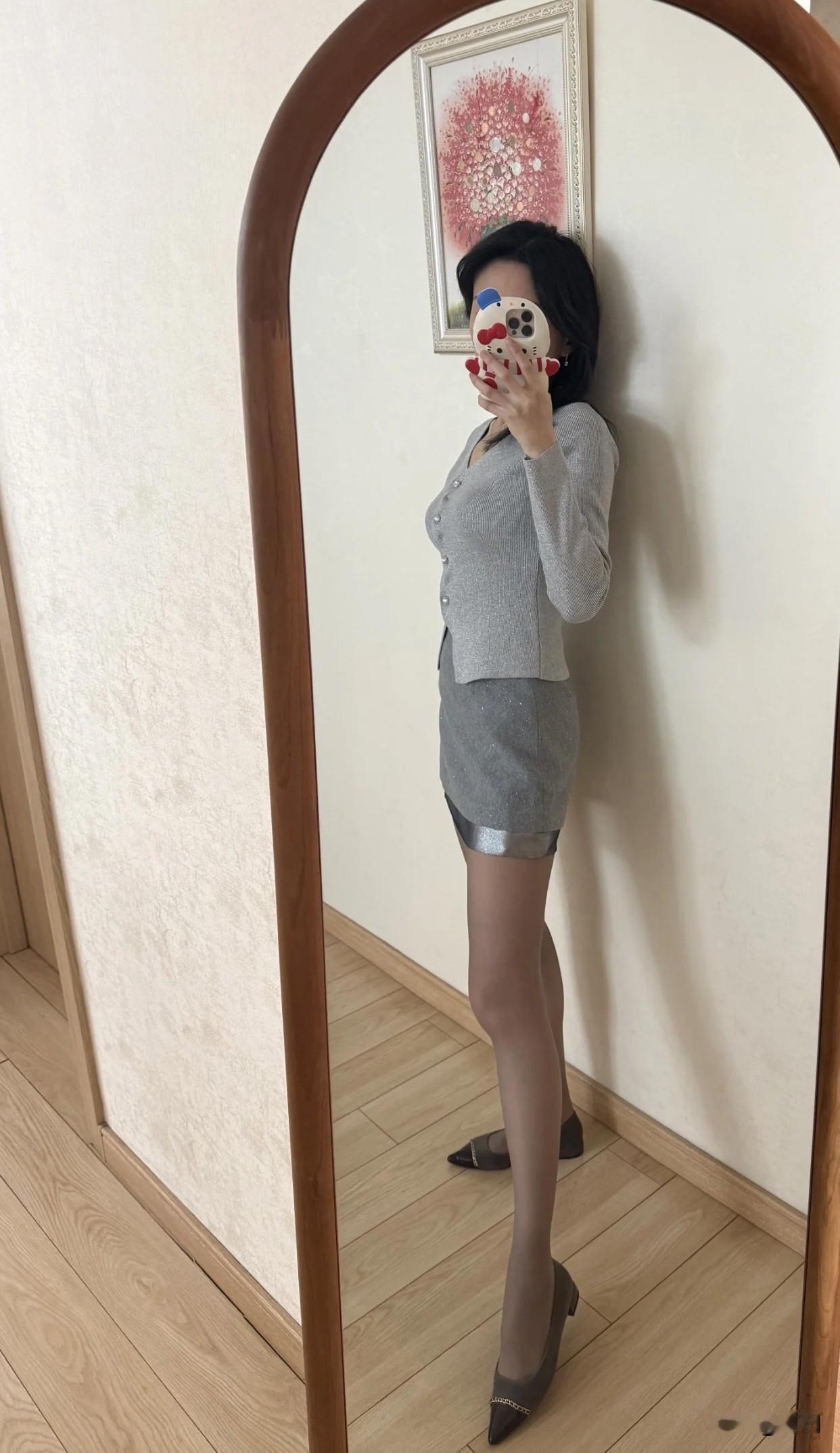 而且，高跟鞋走路声音大，在安静的办公室里，哒哒哒的声音很容易干扰到同事。所以啊，