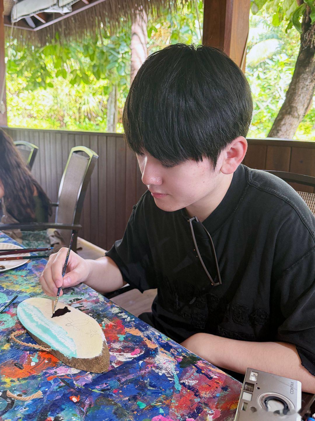 JackeyLove迟到的马尔代夫旅行明信片。这个假期往北去在新疆滑雪，往南去在