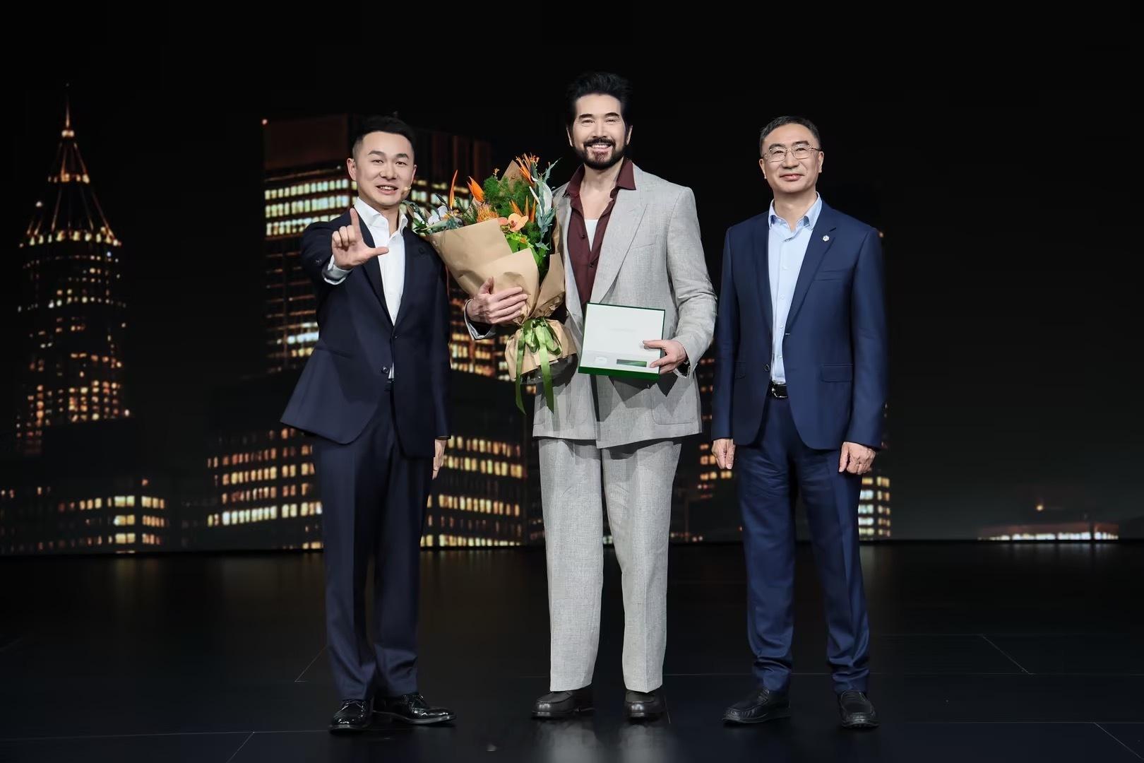 老朱带费翔老师参观零跑D19  工厂，也很开心能为他交付这台专属座驾， 恭喜费翔