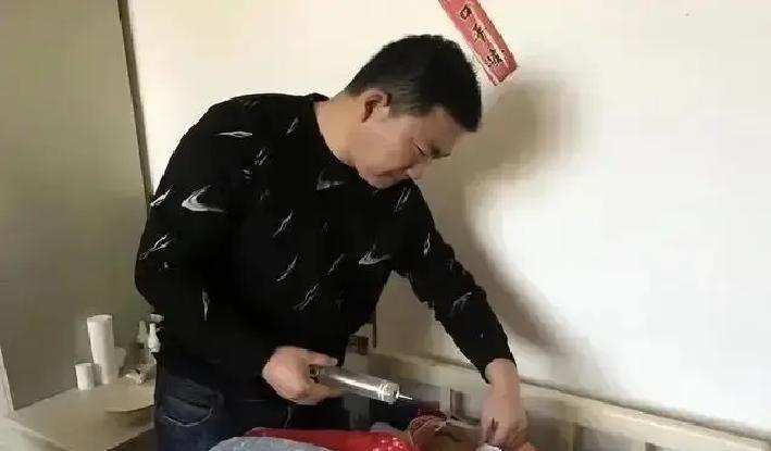 快递员秦岷，救人反被讹。
武汉一老大爷晕倒，他垫了14万医药费。老人女儿一口咬定