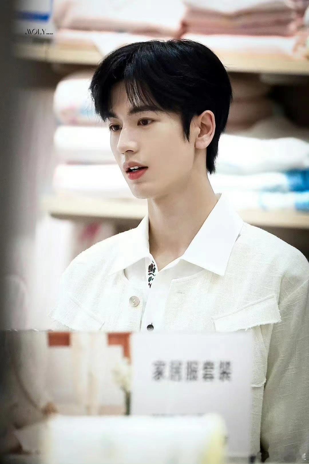 #张凌赫你听听臣妾心慌不慌#张凌赫杭州线下活动路透🈶这也太帅了吧！白衬衫直接穿