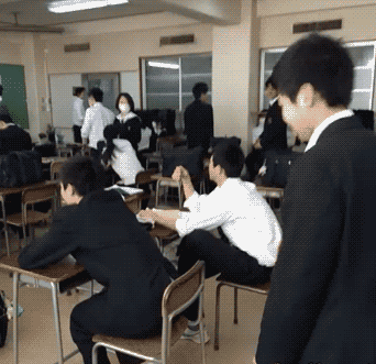 还不明白吗？
周边一圈都是演员，
就你自己是被吃瓜的