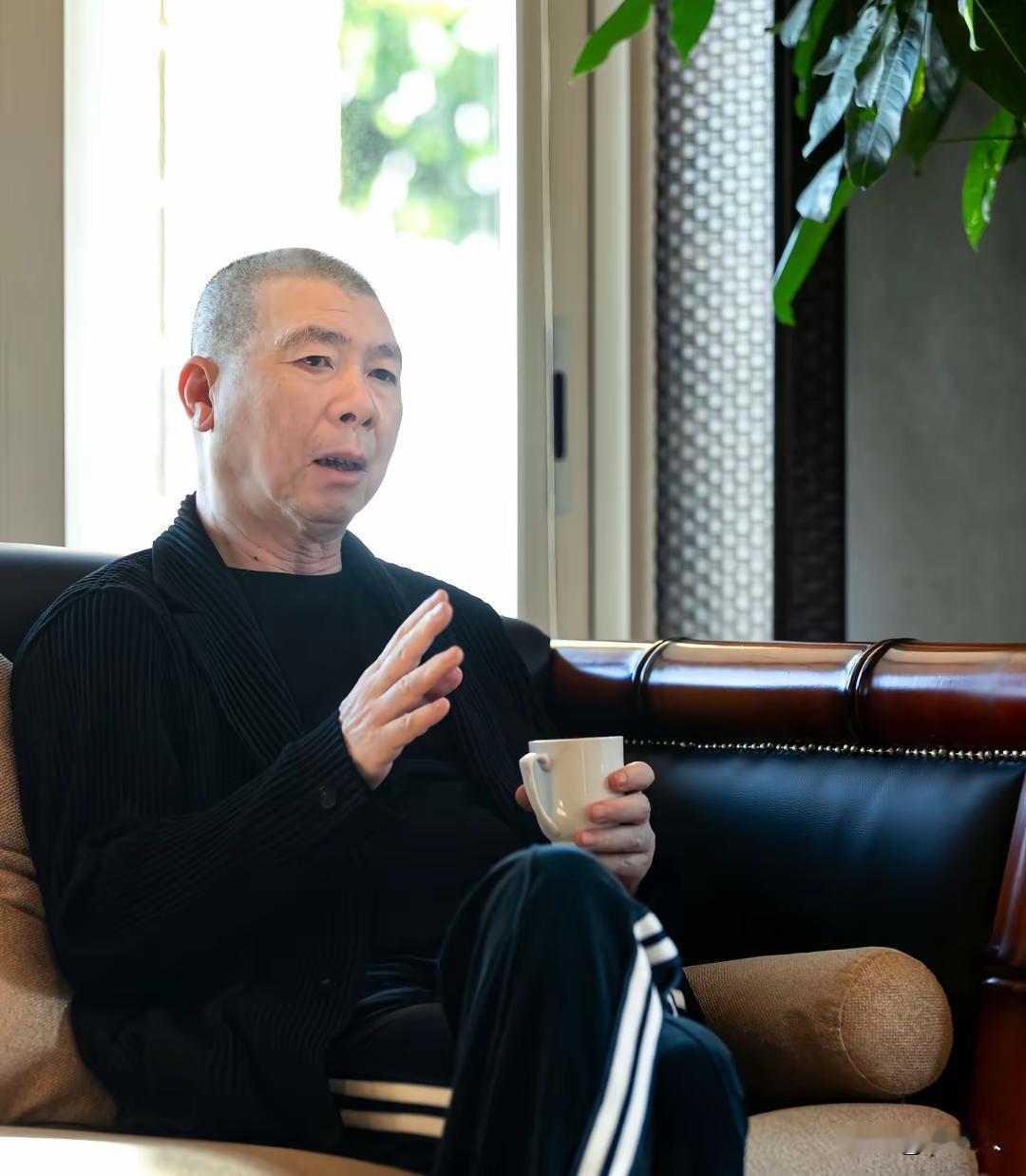 冯小刚为他的傲慢买单了，他以前之所以成功，不是因为他有多大的能力。