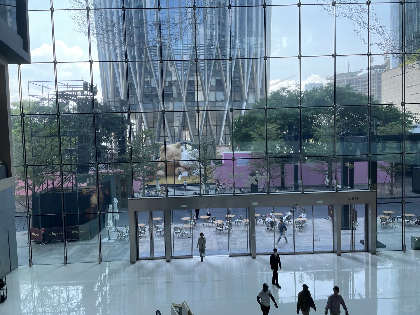 #vogue盛典红毯现场# vogue盛典红毯现场布置中，露天圆桌。。。。 ​​