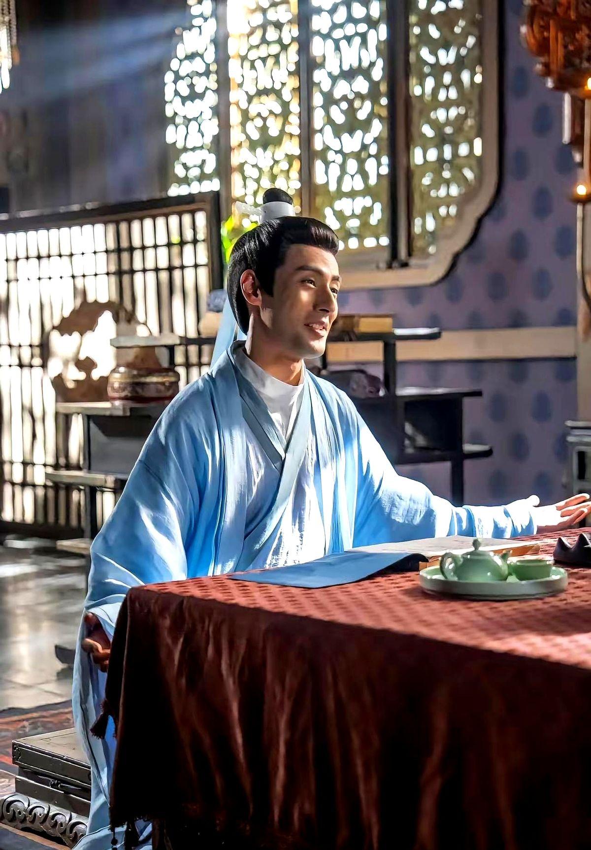 原本以为短剧都是霸总，
没想到这个叫王扬的汉语言博士，一脚就踏进了南齐。
他身上