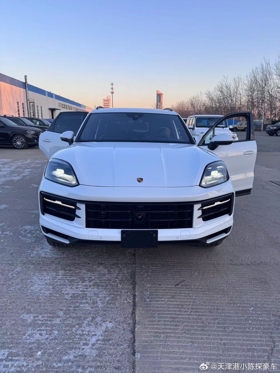 配置:24款加版卡宴 白黑 运动排气管 行李架 指南针 金属漆 大豪华（前后座椅