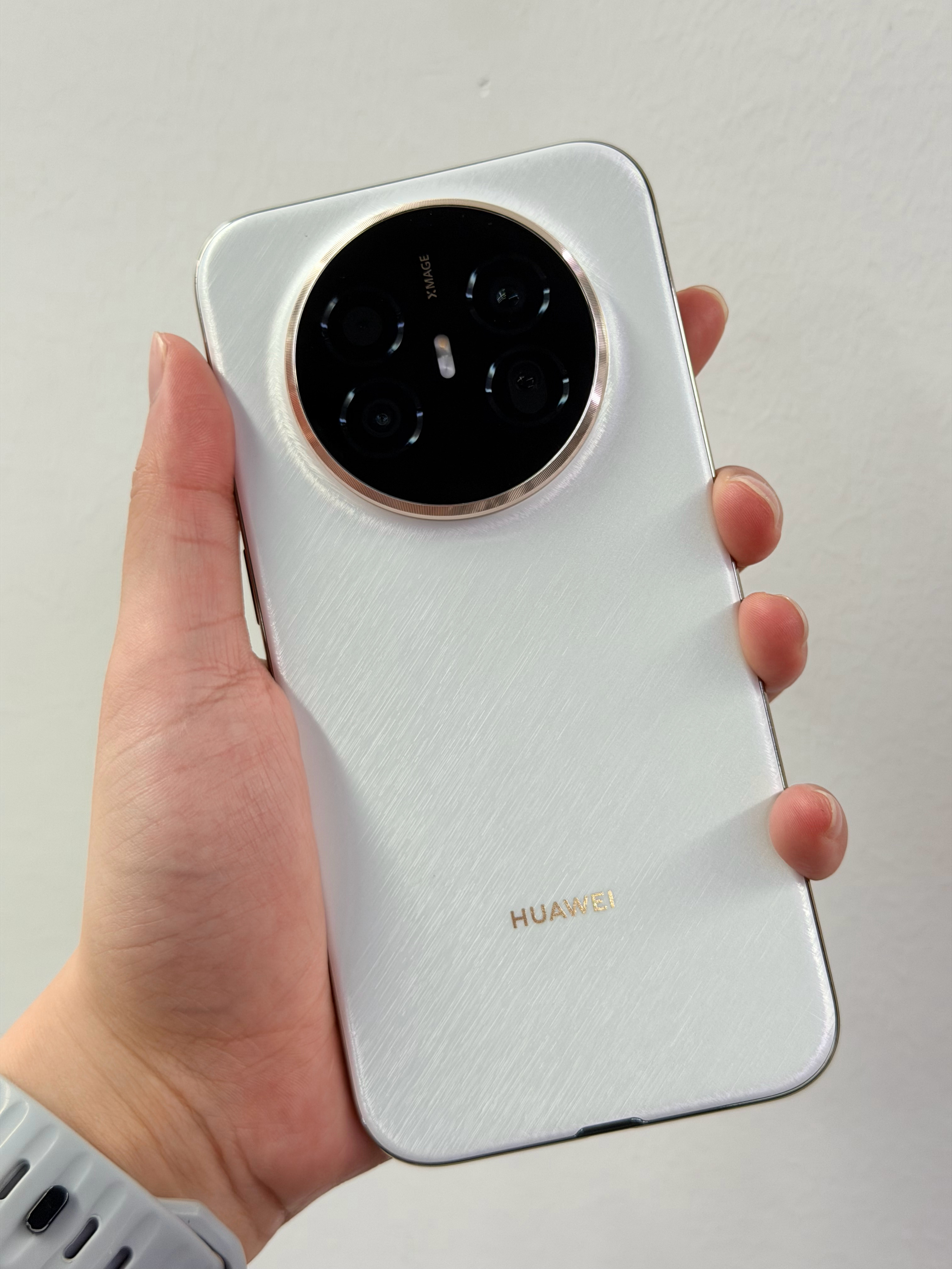 华为Mate70 Air很多人说不应该叫Air但上手意料之外的轻薄以及其他综合实