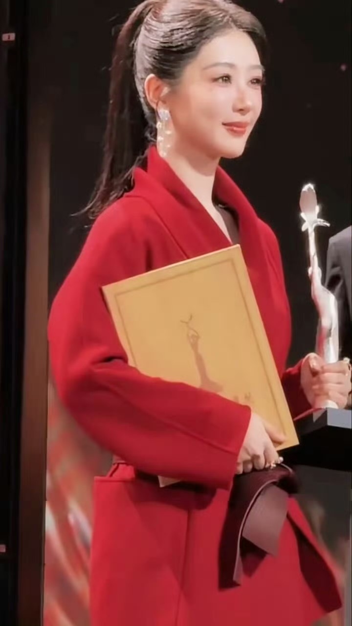 杨紫工作室 妆造很漂亮哦，2027超季新款谁又嫉妒了，等金鹰结束热搜里有一个算一