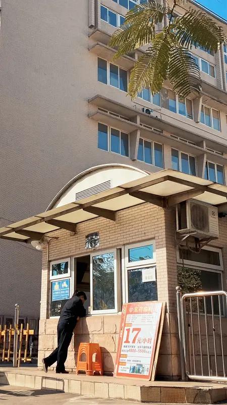 核验来访人员与车辆，登记办事信息，引导群众前往对应窗口，阻拦无关及可疑人员随意闯