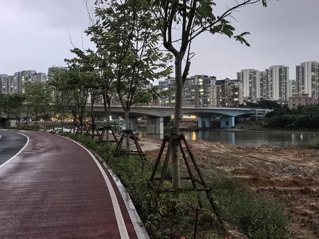同安老城区这条汀溪西路的大桥竟然开始刷漆了？[看]看来通车有戏了。。。。