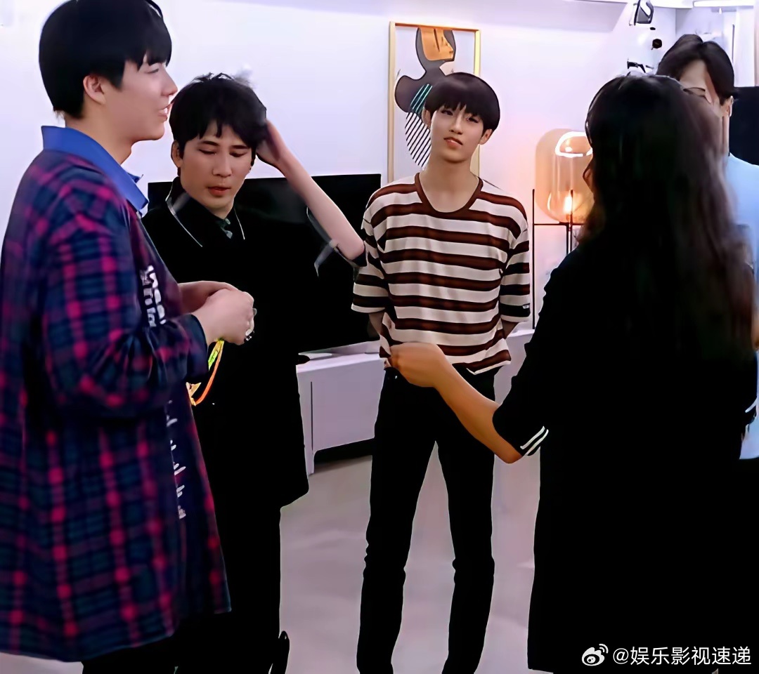 瞿颖是娱乐圈活人天花板吧？！54岁的她，在综艺上看到1米89的刘宇宁，人都惊了。